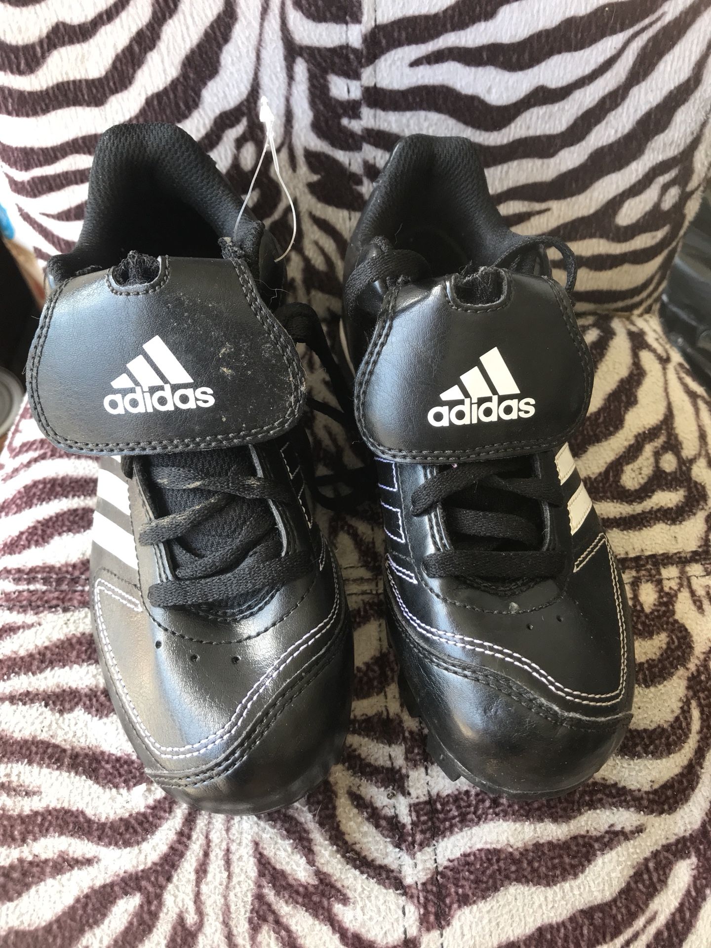 Adidas Boys soccer shoes size 1 like new
