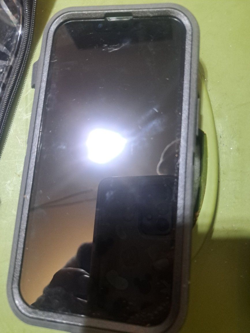 I Phone 15 (DARK GREEN)