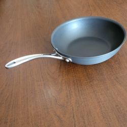 Calphalon Commercial 2qt 9" Chef' Pan, USA, Anodized Aluminum, D 1609. 
Pre-owned, good shape, please see photos for details.
Weight 1lb 11oz plus shi