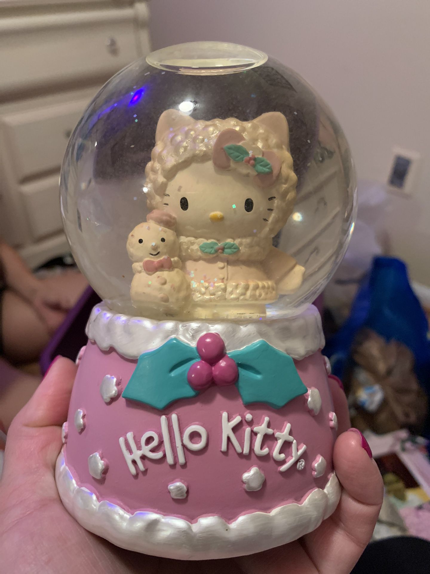 Hello kitty snow globe