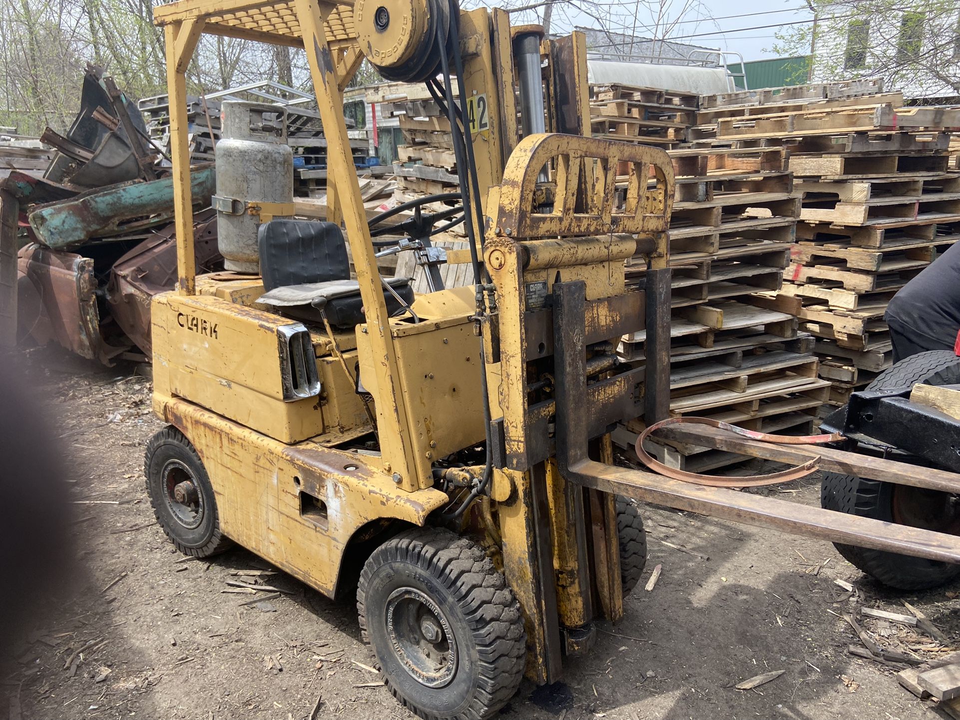 Fort lift Starts And Works Just Needs New Owner