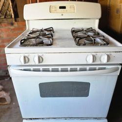 GE Range: Stovetop And Oven