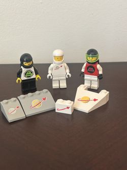 Vintage Lego Spaceman Lot-1980’s & 90’s. Mini figures & blocks