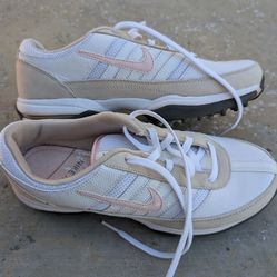 Women's golf shoes