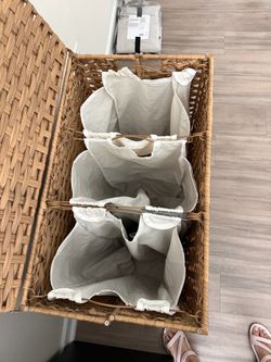 Laundry hamper with wheels