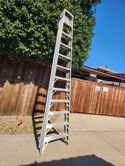 WERNER 12ft Aluminum Aframe Step Ladder,  300 lb de capacidad good conditión, $250 cash firm