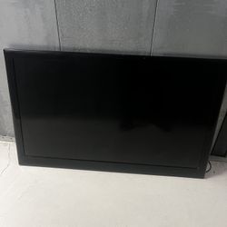 40 Inch LG TV (With wall mount) 