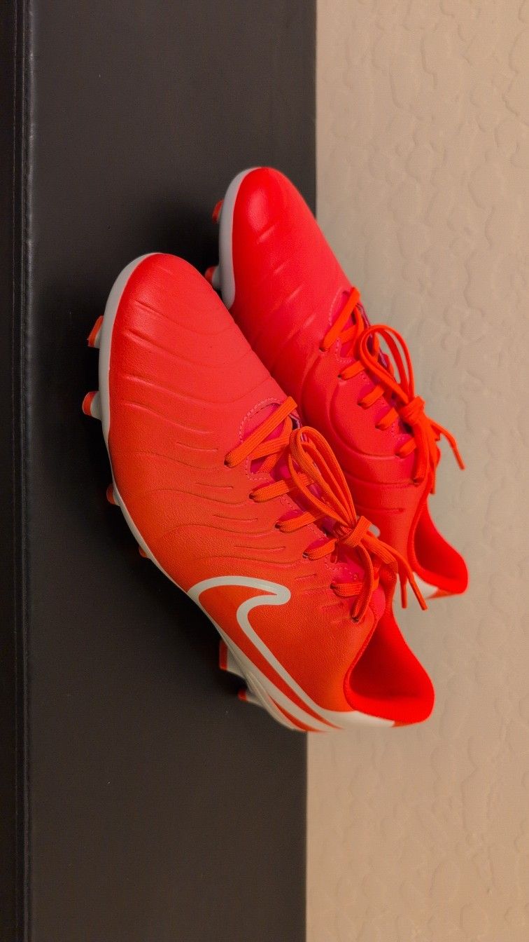 Men's NIKE TIEMPO LEGEND 10 CLUB ACADEMY FG/MG Soccer Cleats - Size 9.5 NEW