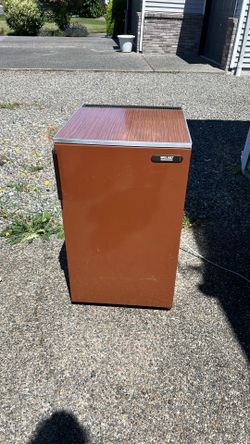 Welbilt Mini Fridg, Works, Gets Cold. Has Small Freezer On Top Section.