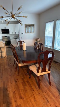 Dinning table with 6 matching chairs for sell.