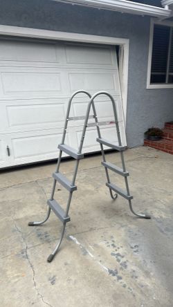 Pool ladder