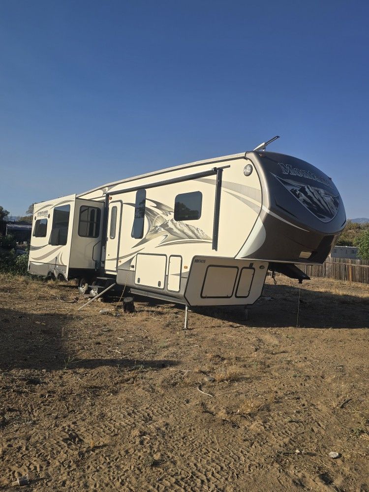 2014 Keystone Montana Fifth Weel/rv/travel trailer