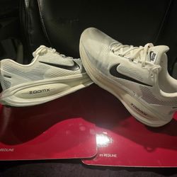 Nike Vomero - ZOOM X  -  SIZE 10 - WHITE