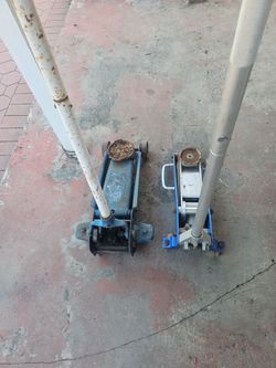 Dos gatos hidráulicos de patin