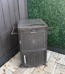 Suncast cooler with wheels