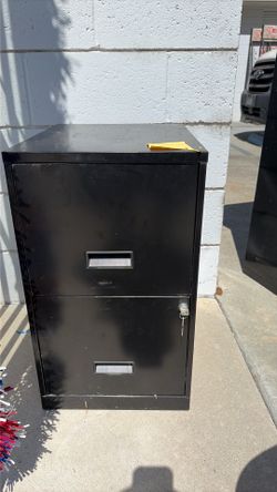 Locking file cabinet