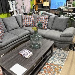 Reinach Sectional In Grey 