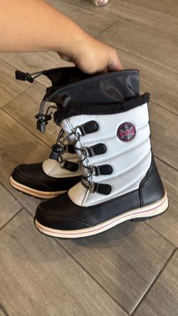 Girls snow boots size 4