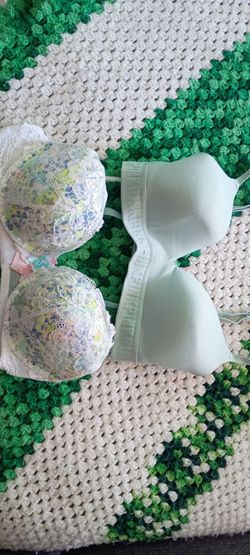 34 D Victoria's Secret Bras