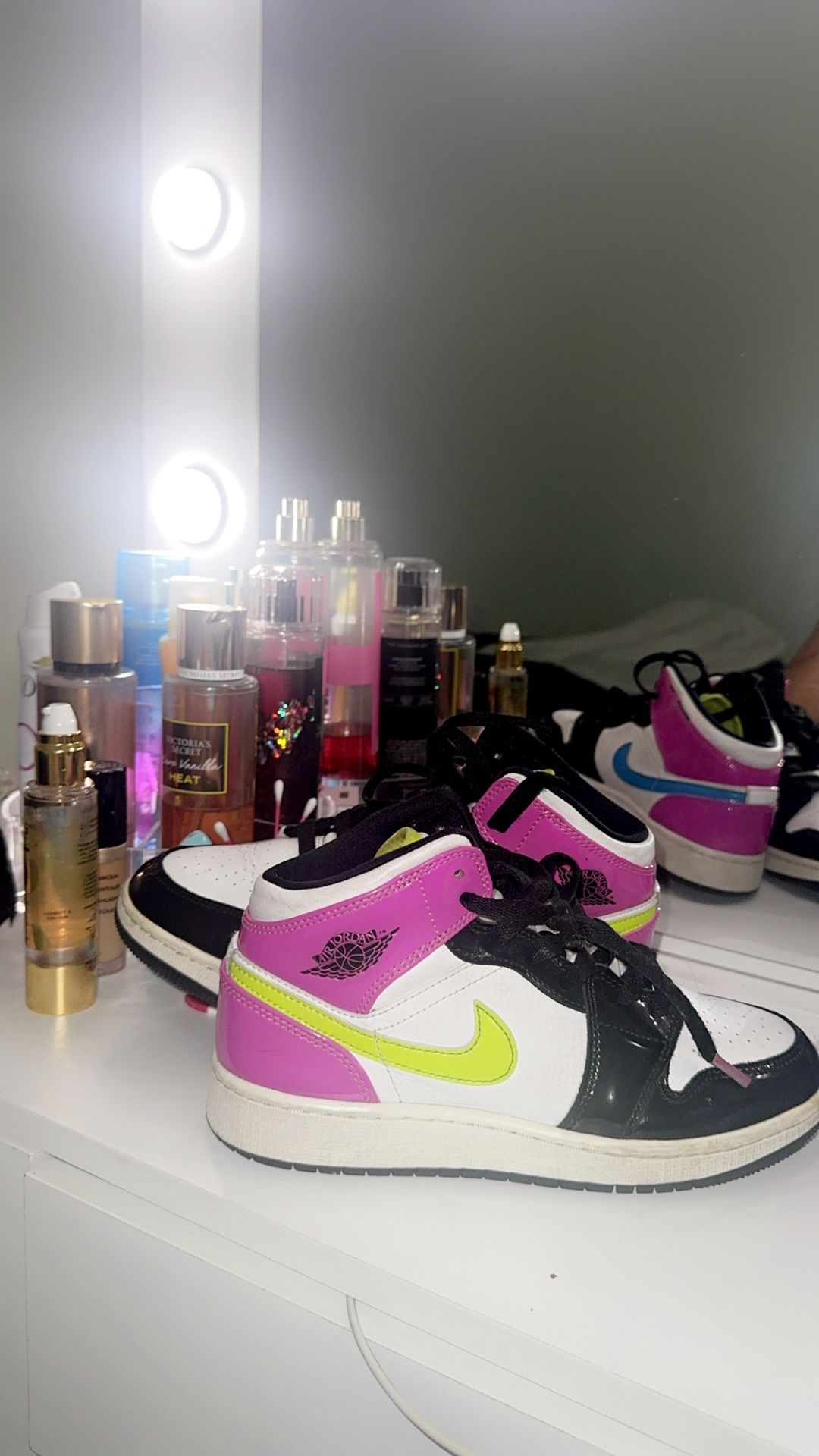 Air Jordan 1 Mid SE GS 'Cyber Active Fuchsia'