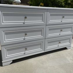 White  Dresser Chest of Drawers Furniture Excellent Condition 