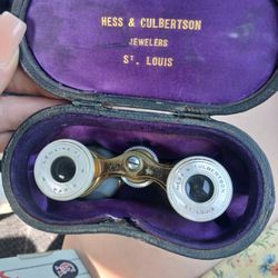 A PAIR OF ANTIQUE MOTHER OF PEARL CASED OPERA GLASSES. 10 cm x 8 cm extended