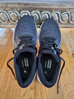 ASICS Amplifoam Running Shoe. Womans 8