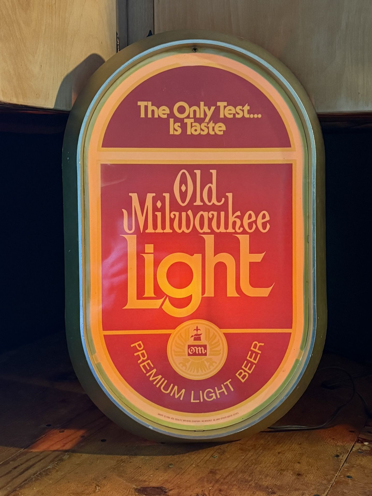 Vintage Old Milwaukee Light Up Beer Sign