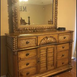 Beautiful Bedroom Set ( Deliver Available) 