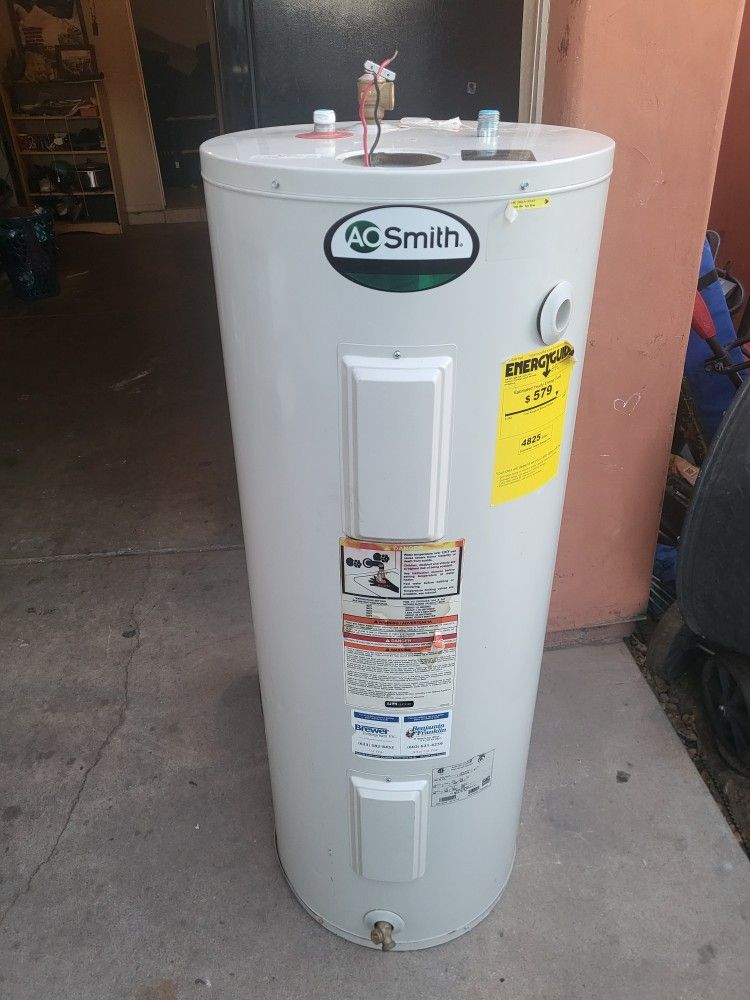 Electric Water Heater 40 Gal In Good Condition And Warranty Works Great