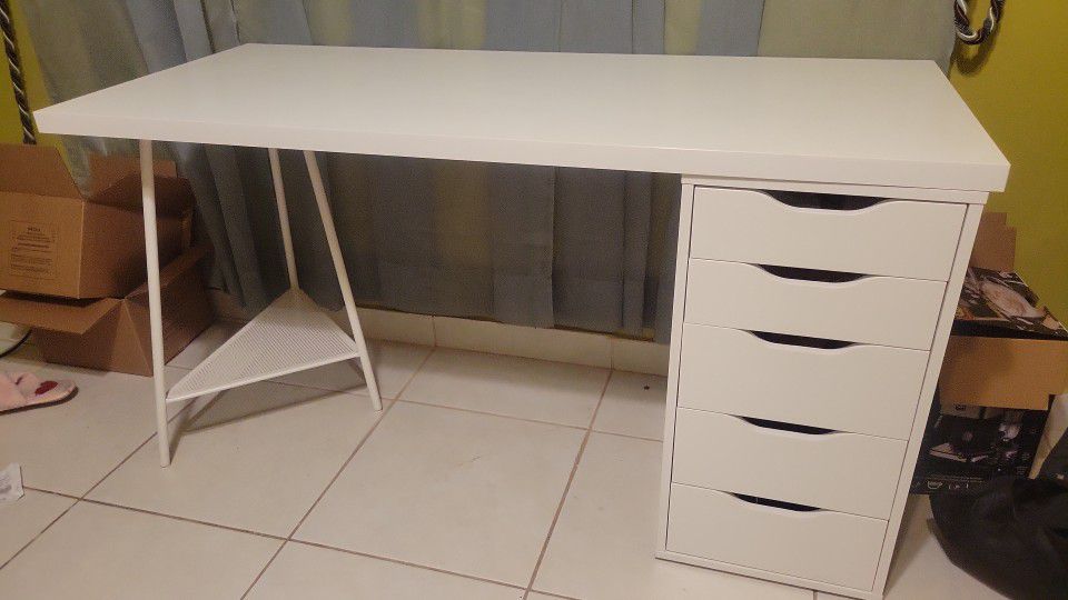 IKEA WHITE DESK 5 DRAWERS In PERFECT..LIKE NEW CONDITION.