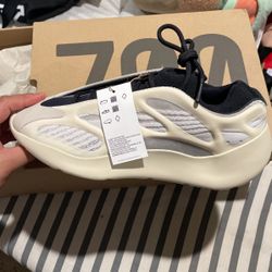 Yeezy 700 V3