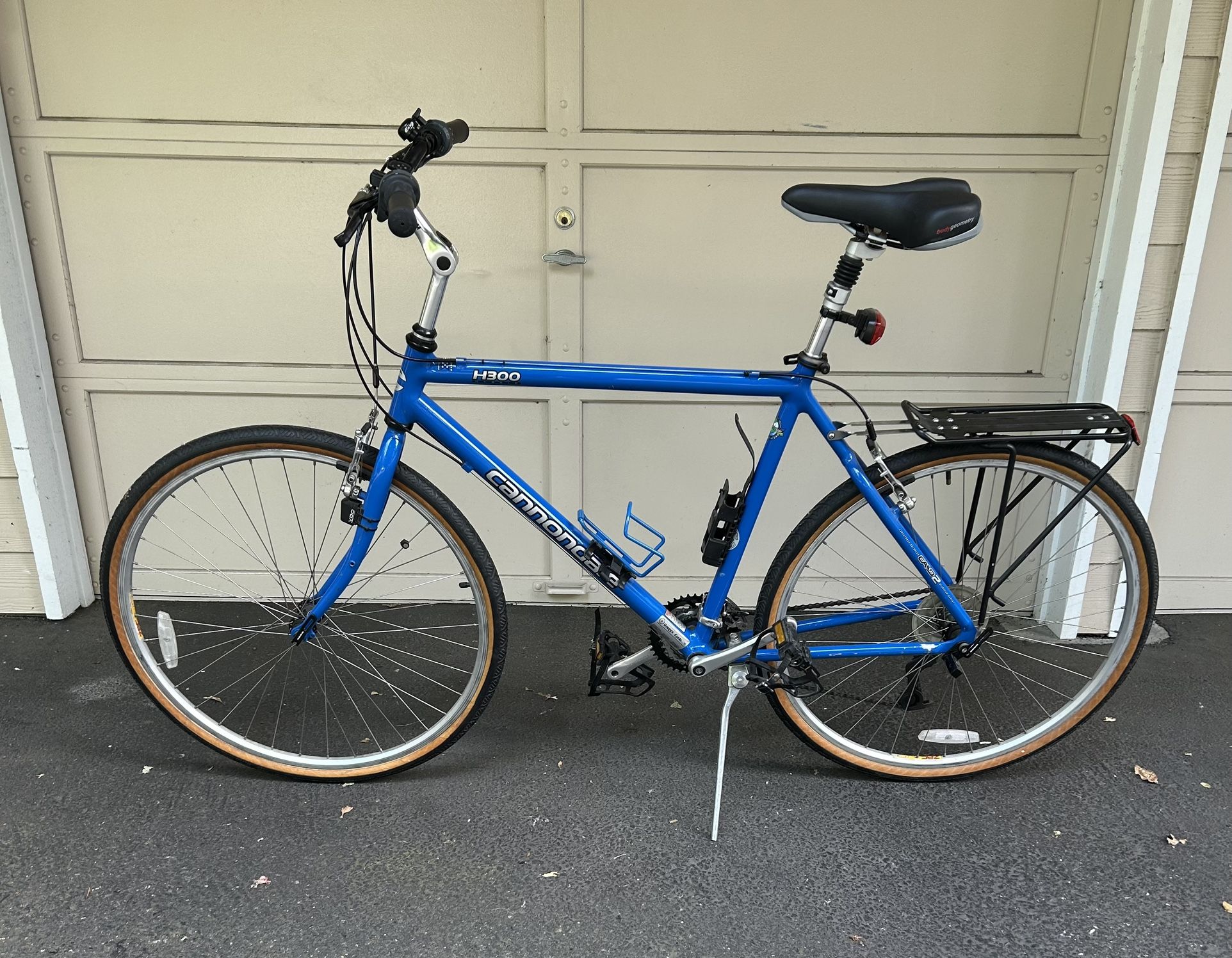 Cannondale Bike 22 H300. Blue Hybrid