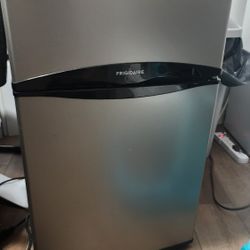 Frigidaire 3ft. mini refrigerator 