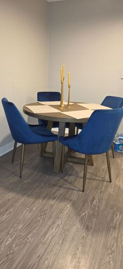 Natural Lakeland round dining table and four chairs