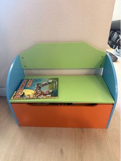 Kids toy/book chest