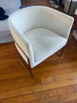 Single cushioned chair