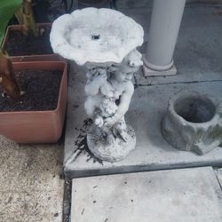 Fountain Emblem Concrete Solid