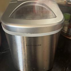 Frigidaire Countertop Ice Maker – Clean & Works Great