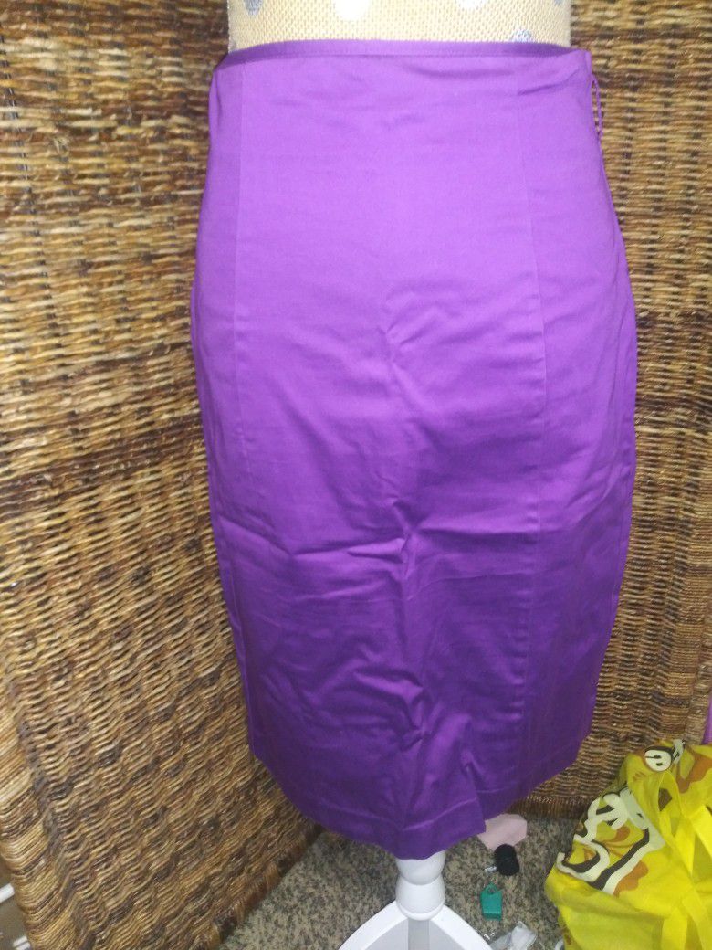 Worthington Women's Size 4 Bright Purple Pencil Skirt Midi

Excellent Condition!!

**Bundle and save with combined shipping**

