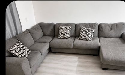 Arlo Sectional