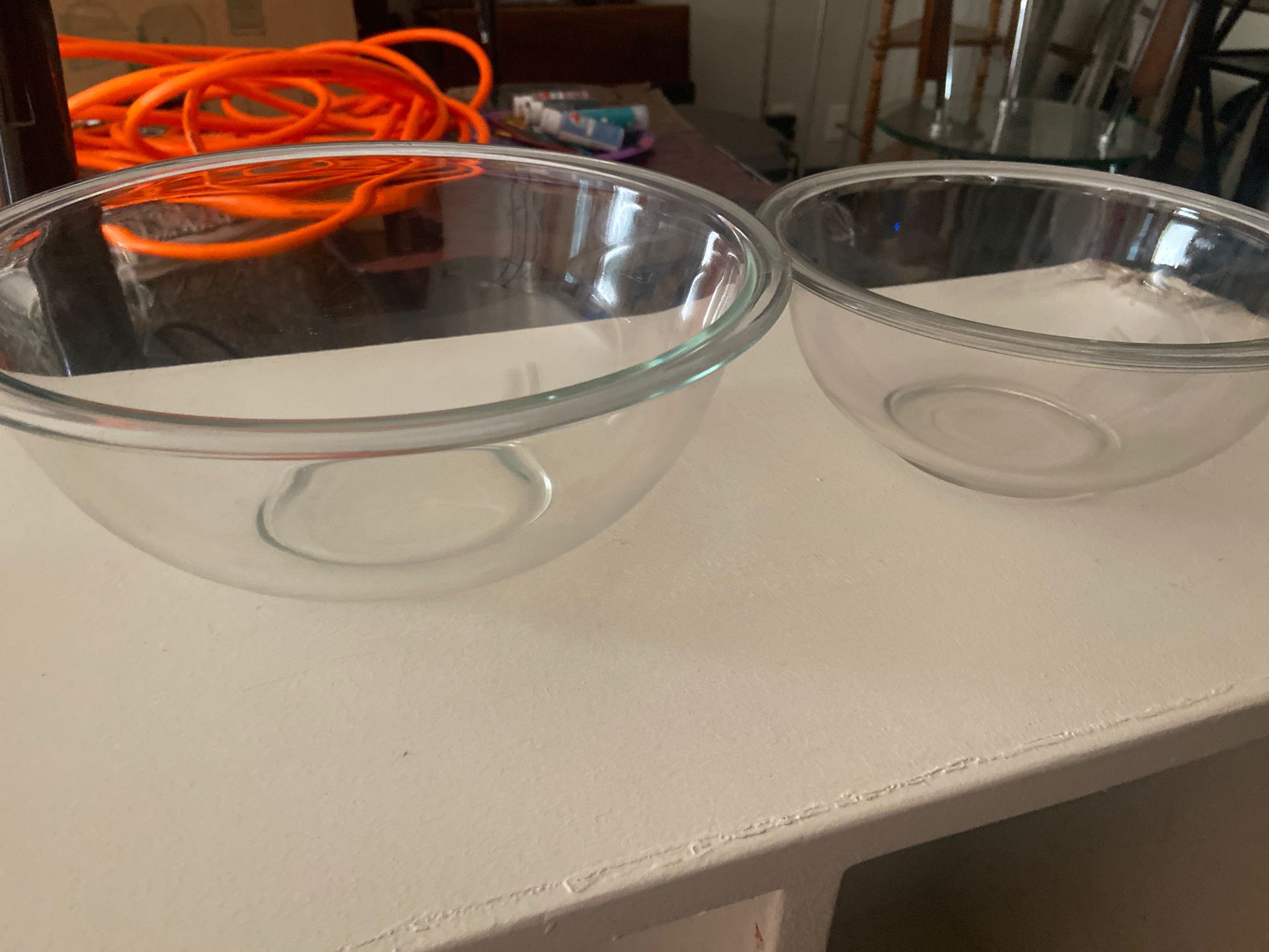 2 pyrex cooking ware bowls One is 2.5 L the other is 1.5 L