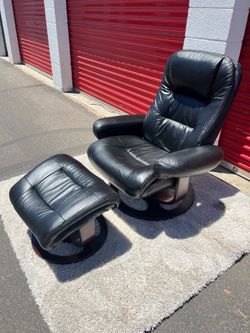 Nice black leather Lane furniture rebel recliner and ottoman
