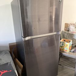 Samsung Refrigerator 18 Cu. Ft.