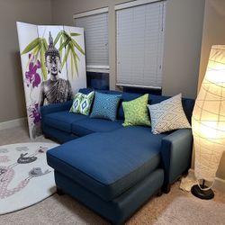 Like new Reversible Chaise sectional sofa in peacock blue Color + pillows
