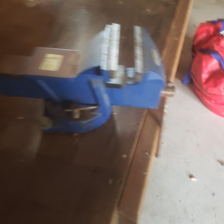 Heavy duty Swivel Vise