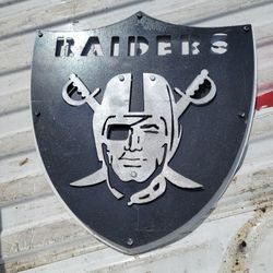 RAIDERS SIGN