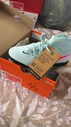 Soccer shoes