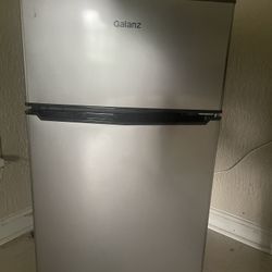 Mini Fridge Galanz 