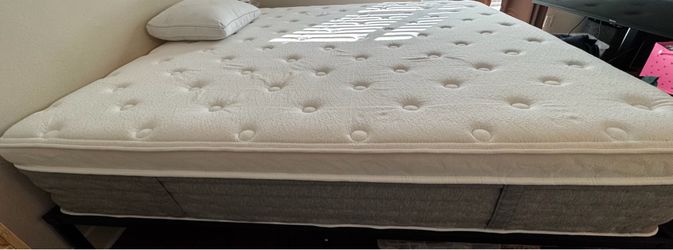 Excellent condition 14 inch king hybrid mattress.